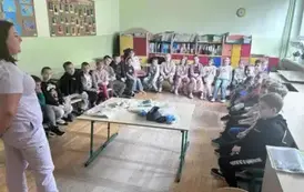 Uczniowie słuchają prelekcji pielęgniarki