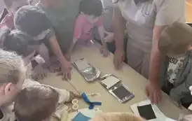 Grupa dzieci ogląda przygotowane na stole opatrunki, fiolki, igły