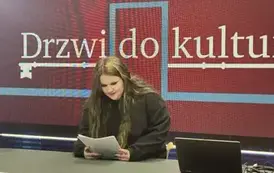 Ania czyta wiadomości