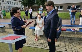 Jolanta Macias przekazuje dyrektorowi Kubalskiemu list z&nbsp;gratulacjami od burmistrza dra Leszka Kopcia