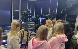 Pani przewodnik pokazuje zasady czytania z promptera