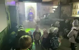 Uczniowie klasy 2 a słuchają legendy o Szydłowie