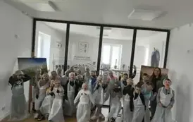 Uczniowie klasy 2 a przygotowani do czekoladowych warsztat&oacute;w