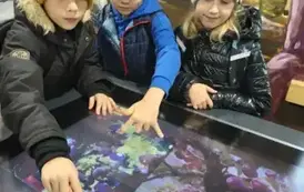 Uczniowie klasy 2 a układają interaktywne puzzle