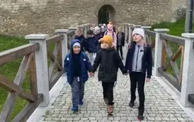 Uczniowie klasy 2 a w drodze do Muzeum Śliwki