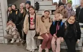 Wsp&oacute;lne zdjęcie uczni&oacute;w klasy 3 b w muzeum