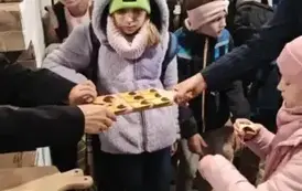 Degustacja powideł śliwkowych przez uczni&oacute;w klasy 3 b
