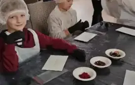 Uczniowie klasy 3 b w oczekiwaniu na ozdabianie czekolady