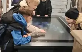 Uczniowie klasy 3 b układają interaktywne puzzle