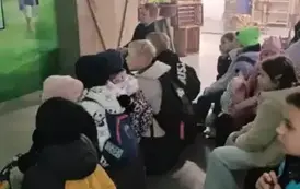 Uczniowie klasy 3 b oglądają film edukacyjny w Muzeum Śliwki
