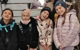Oczekiwanie uczennic klasy 3 b na rozpoczęcie zwiedzania muzeum