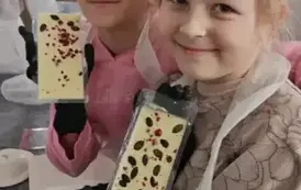 Emilka i Ola prezentują wykonane przez siebie czekolady