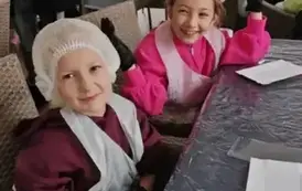 Dziewczynki z klasy 3 b na warsztatach w Szydłowie