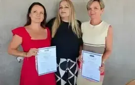 Uczestniczki kursu psychologicznego z prowadzącą Arlette