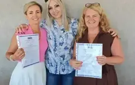 Uczestniczki kursu językowego z prowadzącą Charis