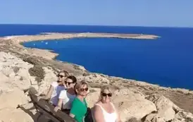 Uczestniczki kursu na tle nadmorskiego krajobrazu