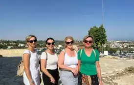 Uczestniczki kursu na placu przy świątyni