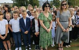 Uczniowie klas czwartych z wychowawczyniami