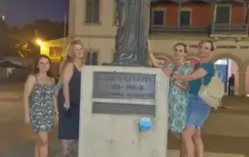 Uczestniczki kursu przy pomniku Zenona z Kition