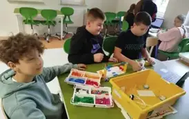 Klasa 5B pracuje z zestawem LEGO&reg; Education SPIKE&trade;