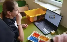 Klasa 5B pracuje z zestawem LEGO&reg; Education SPIKE&trade;