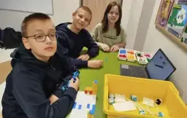 Klasa 5B pracuje z zestawem LEGO&reg; Education SPIKE&trade;