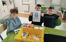 Klasa 5B pracuje z zestawem LEGO&reg; Education SPIKE&trade;