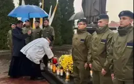 Złożenie kwiat&oacute;w pod pomnikiem