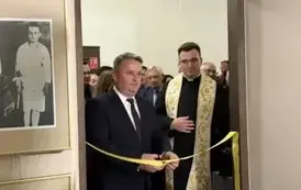 Burmistrz Miasta &ndash; dr Leszek Kopeć przecina wstęgę do Sali Papieskiej