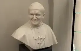 Popiersie Papieża - muzeum Ziemi Staszowskiej &ndash; sala św. Jana Pawła II