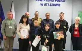 Uczniowie z opiekunem po wręczeniu nagr&oacute;d
