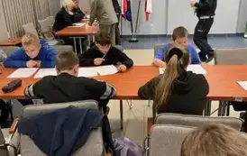 Uczniowie rozwiązują test wiadomości
