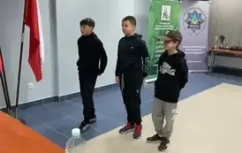 Uczniowie recytują wiersz