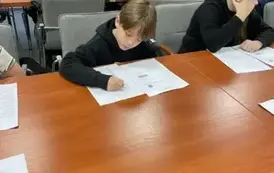 Uczniowie podczas rozwiązywania testu wiedzy