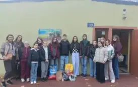 Wsp&oacute;lne zdjęcie przed budynkiem schroniska
