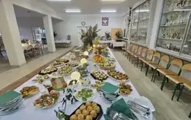 Pięknie udekorowany i zastawiony st&oacute;ł w jadalni szkolnej czeka na gości