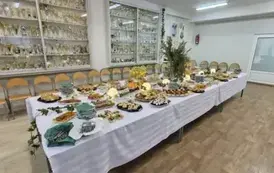 Pięknie udekorowany i zastawiony st&oacute;ł w jadalni szkolnej