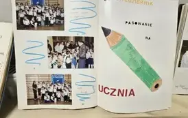 Strony z kroniki szkoły &ndash; pasowanie na ucznia