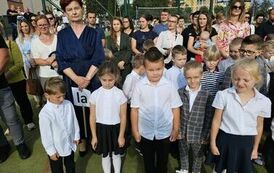 Pierwszoklasiści z klasy 1 a z wychowawczynią
