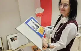 Polonistka Elżbieta Szymańska podczas oglądania kronik szkoły