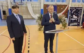 Dyrektor Dariusz Kubalski i przewodniczący Rady miejskiej Tomasz Klimek podczas składania gratulacji