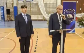 Dyrektor Dariusz Kubalski i prezes Jacek Sk&oacute;rski podczas składania gratulacji