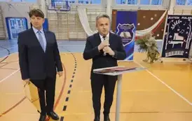Dyrektor Dariusz Kubalski i burmistrz Leszek Kopeć podczas składania gratulacji