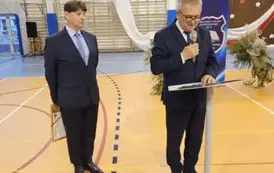 Dyrektor Dariusz Kubalski i starosta staszowski Romuald Zgrzywa podczas składania gratulacji