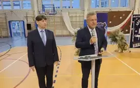 Dyrektor Dariusz Kubalski i wojewoda J&oacute;zef Bryk podczas składania gratulacji