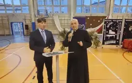 Dyrektor Dariusz Kubalski i ksiądz proboszcz Szczepan Janas składający szkole życzenia na ręce dyrektora