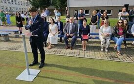 Dyrektor szkoły dr Dariusz Kubalski wygłasza okolicznościowe przem&oacute;wienie