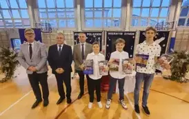 Laureaci konkursu historycznego i goście wręczający nagrody