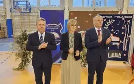 Burmistrz Leszek Kopeć, zastępca burmistrza Ewa Kondek i przewodniczący Rady Miejskiej Tomasz Klimek oklaskują uczni&oacute;w nagrodzonych w konkursie fotograficznym