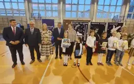 Nagrodzeni uczniowie z gośćmi wręczającymi nagrody i nauczycielami organizującymi konkurs